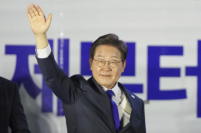 李在明首次访美仅2名美官员迎接李在明首次访美，仅两名美官员迎接的独特外交时刻