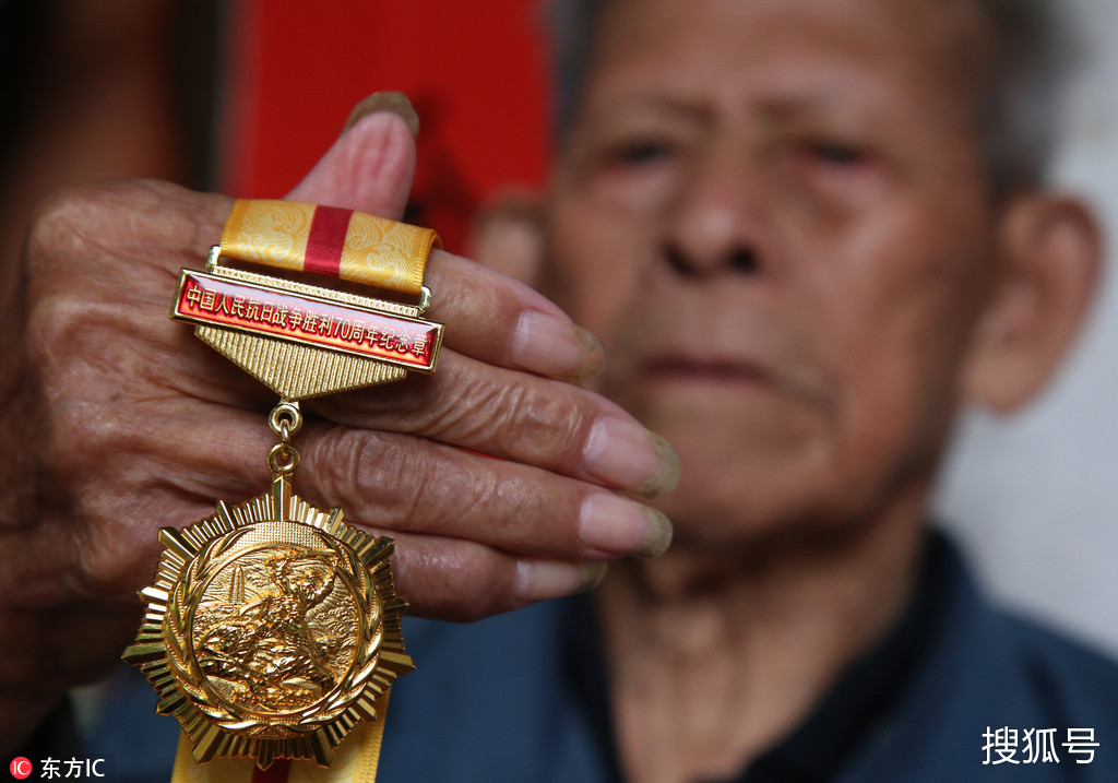 112位老兵获颁抗战胜利80周年纪念章荣耀时刻，抗战胜利80周年纪念章颁赠给112位英勇老兵