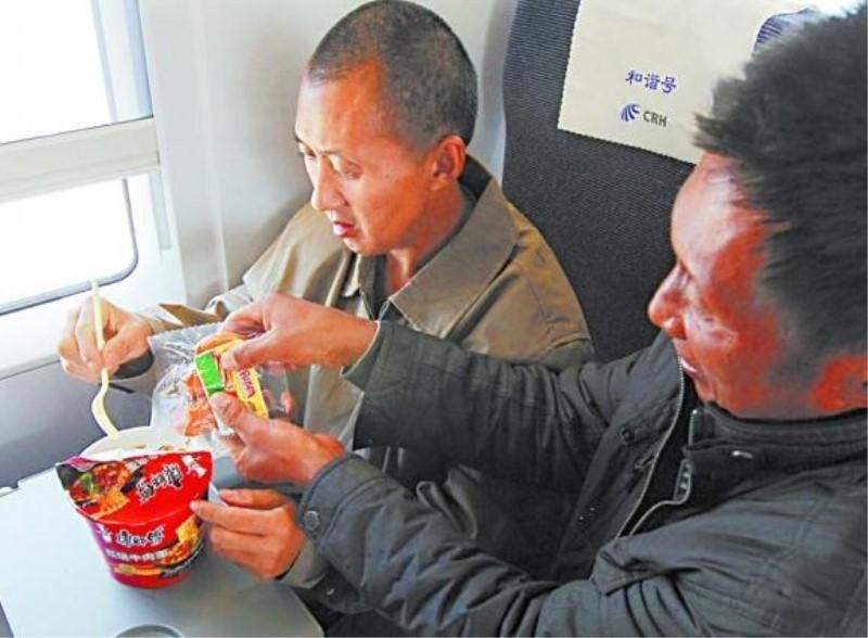 火车上的餐车能吃泡面吗火车上的餐车能否吃泡面？全面解析火车餐饮政策与泡面食用指南