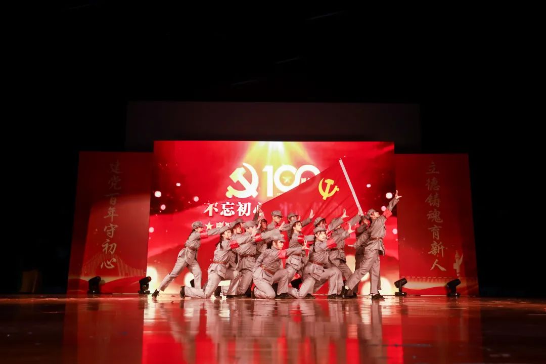 九三文艺晚会超50%演员是00后九三文艺晚会，新生代力量崛起，超半数演员是充满活力的00后