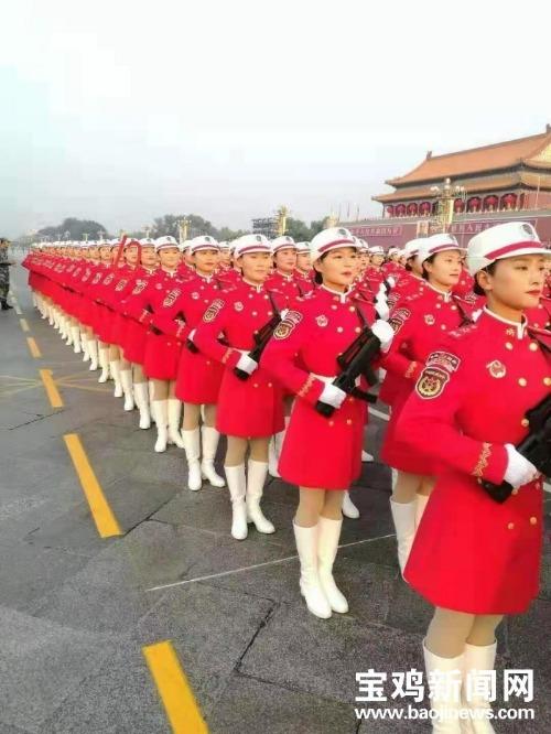 民兵方队领队：向右看时最震撼民兵方队领队，向右看齐的瞬间，震撼心灵的力量展现