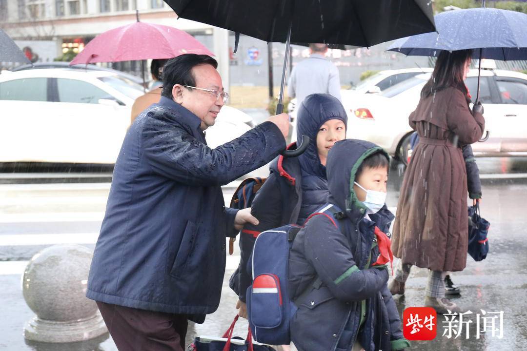 俩学生给校长撑伞反成精准浇头俩学生给校长撑伞反成精准浇头，校园趣事背后的深思